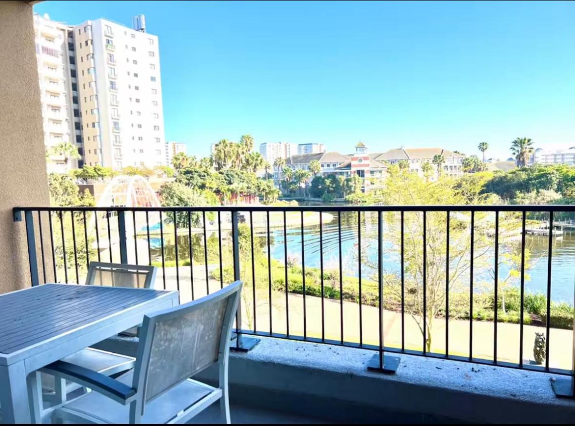 6 Sleeper Near Canal Walk Apartment